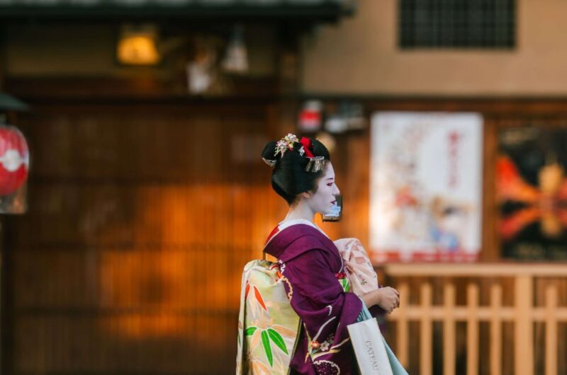 geisha-walking-down-hanamikoji-street-kyoto